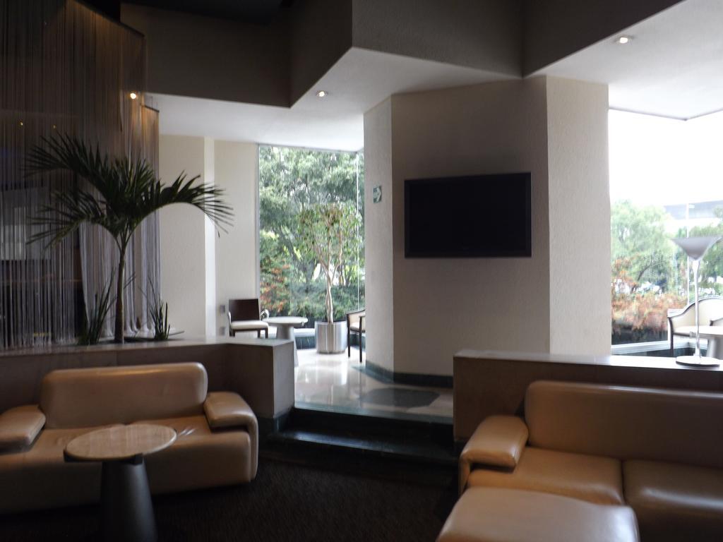 Royal Pedregal Hotel Mexico By Eksteriør billede The interior of the lounge